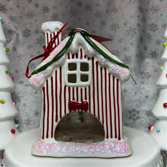 Blue Sky Clayworks x Sanrio Hello Kitty Christmas "Warmest Wishes" Ceramic House - Picture 4 of 13